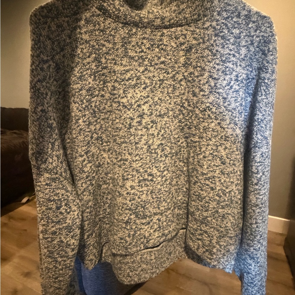 Women's Blue and White Sweater